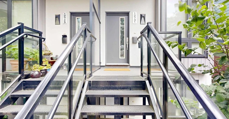 2731 Duke St, Vancouver, BC, V5R 4S8 - 2