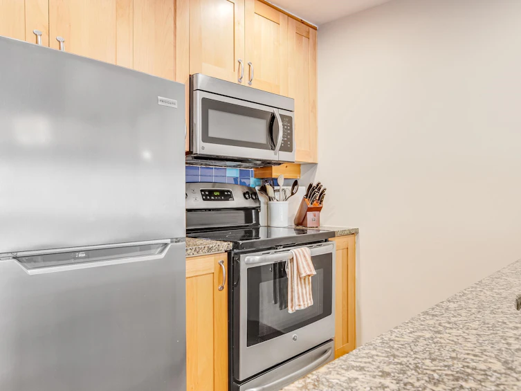 403D-2036 London Lane, Whistler, BC, V8E 0N7 - 12