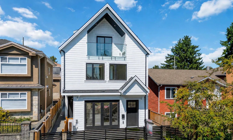 2-3271 E Georgia Street