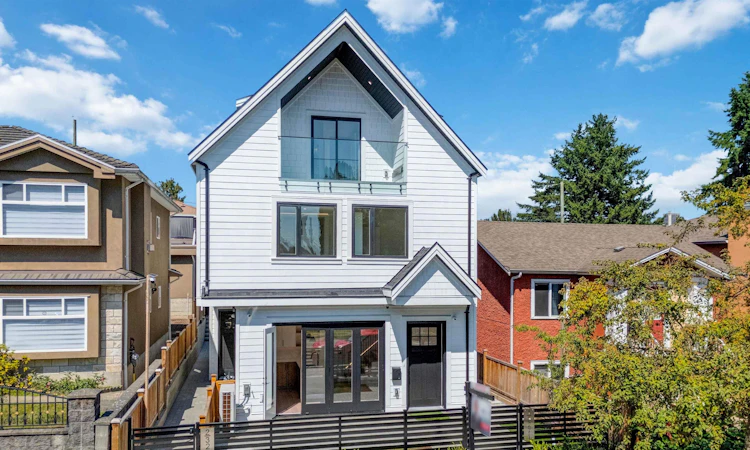 2-3271 E Georgia Street