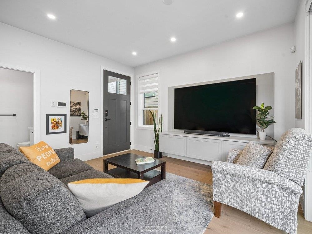 3535 E Georgia Street, Vancouver, BC, V5K 2L9 - 4