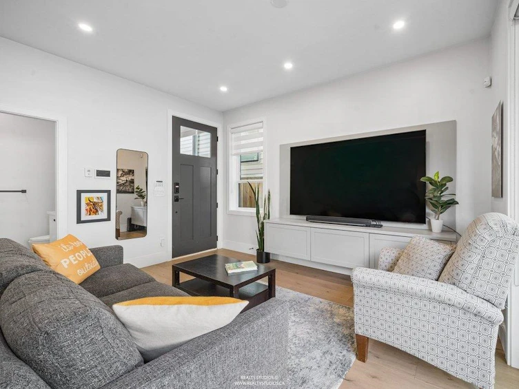 3535 E Georgia Street, Vancouver, BC, V5K 2L9 - 4
