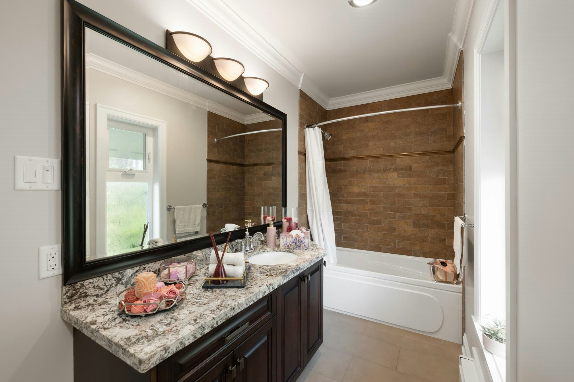 4050 St. Pauls Avenue, North Vancouver, BC, V7N 1T5 - 25