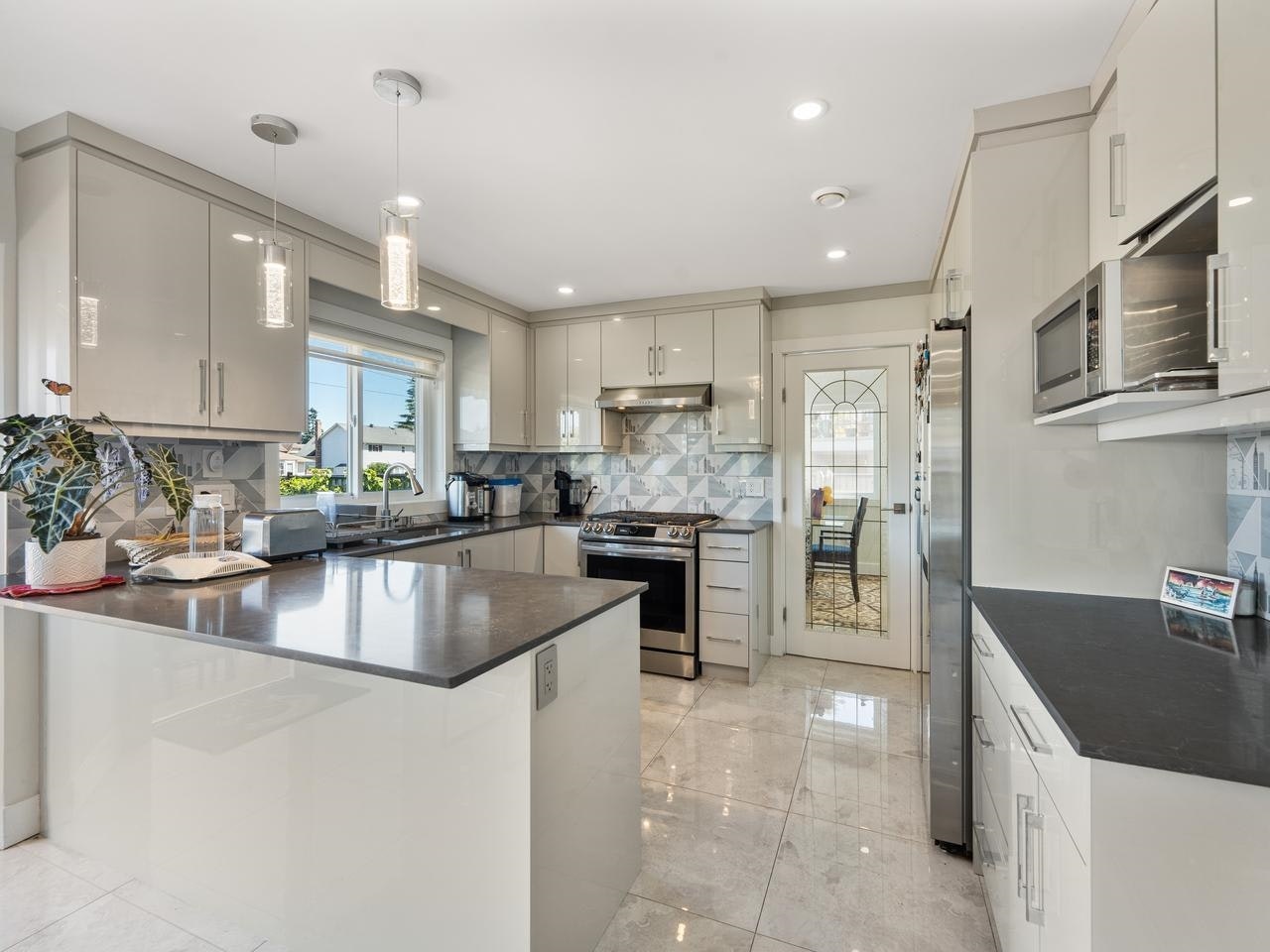 15271 95 Avenue, Surrey, BC, V3R 9C5