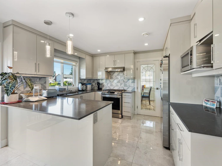 15271 95 Avenue, Surrey, BC, V3R 9C5