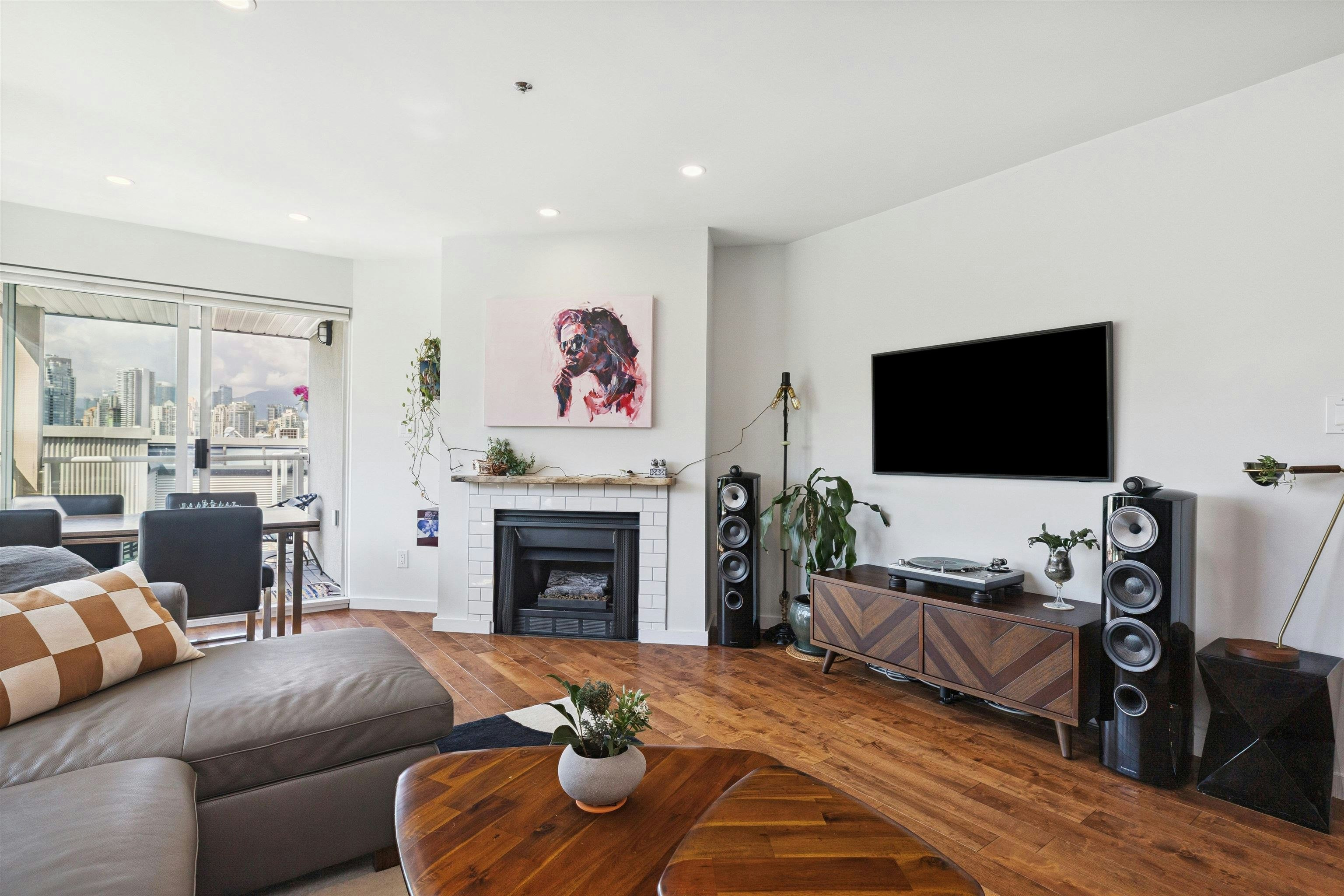 105-953 W 8th Avenue - 2