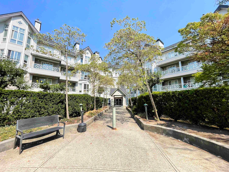 102-9979 140 Street, Surrey, BC, V3T 5W2