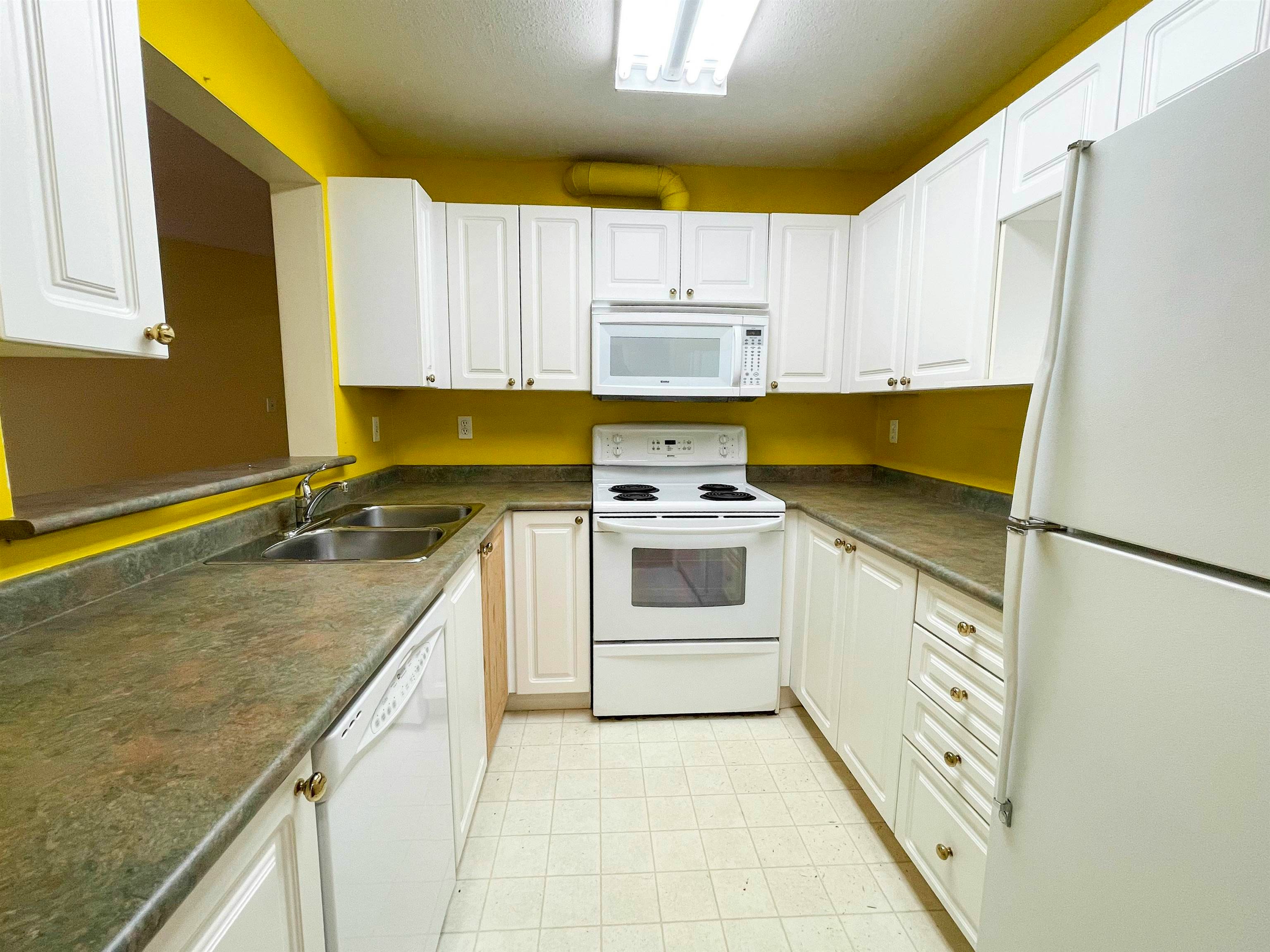 102-9979 140 Street, Surrey, BC, V3T 5W2 - 9