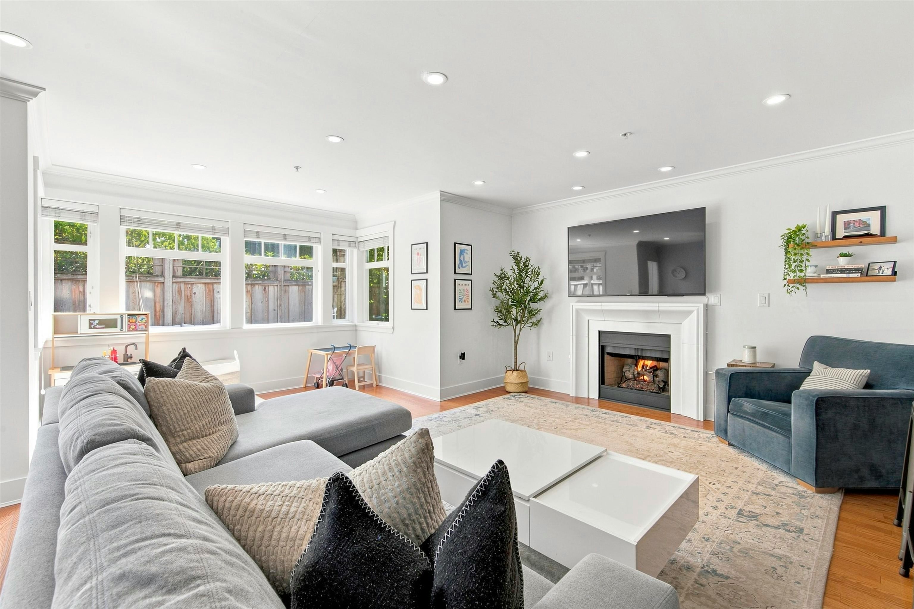 2460 Sasamat Street, Vancouver, BC, V6R 4S8