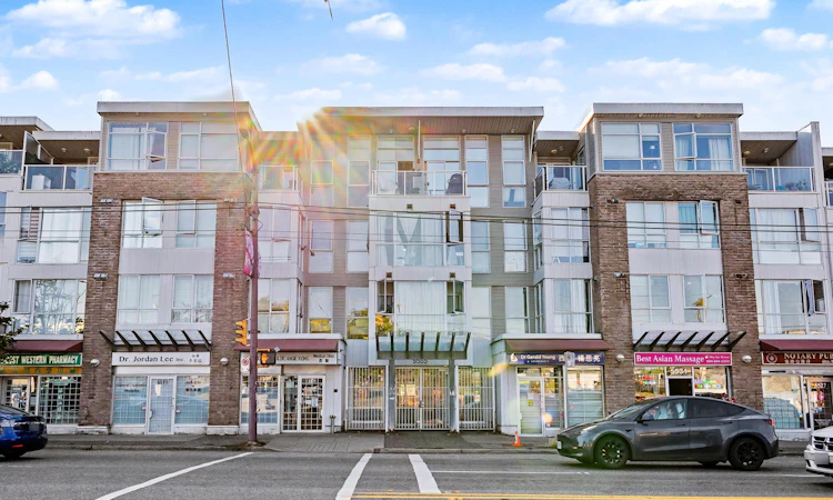 203-5555 Victoria Drive