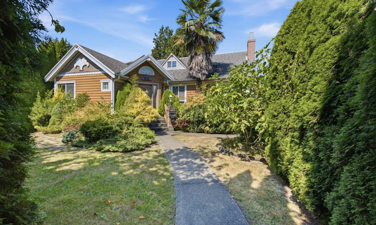 55 W King Edward Avenue