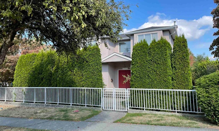 699 W 29th Avenue