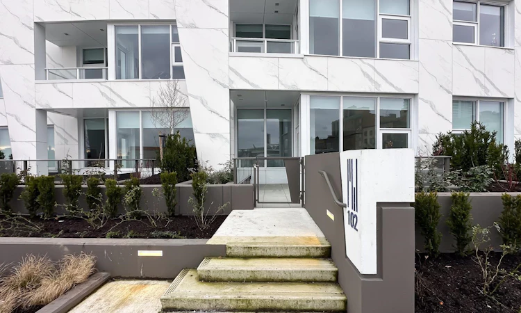 102-660 Quayside Drive