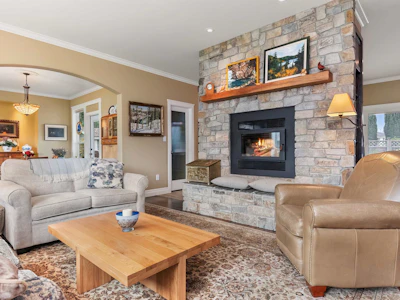 380 Dewdney Avenue - 5