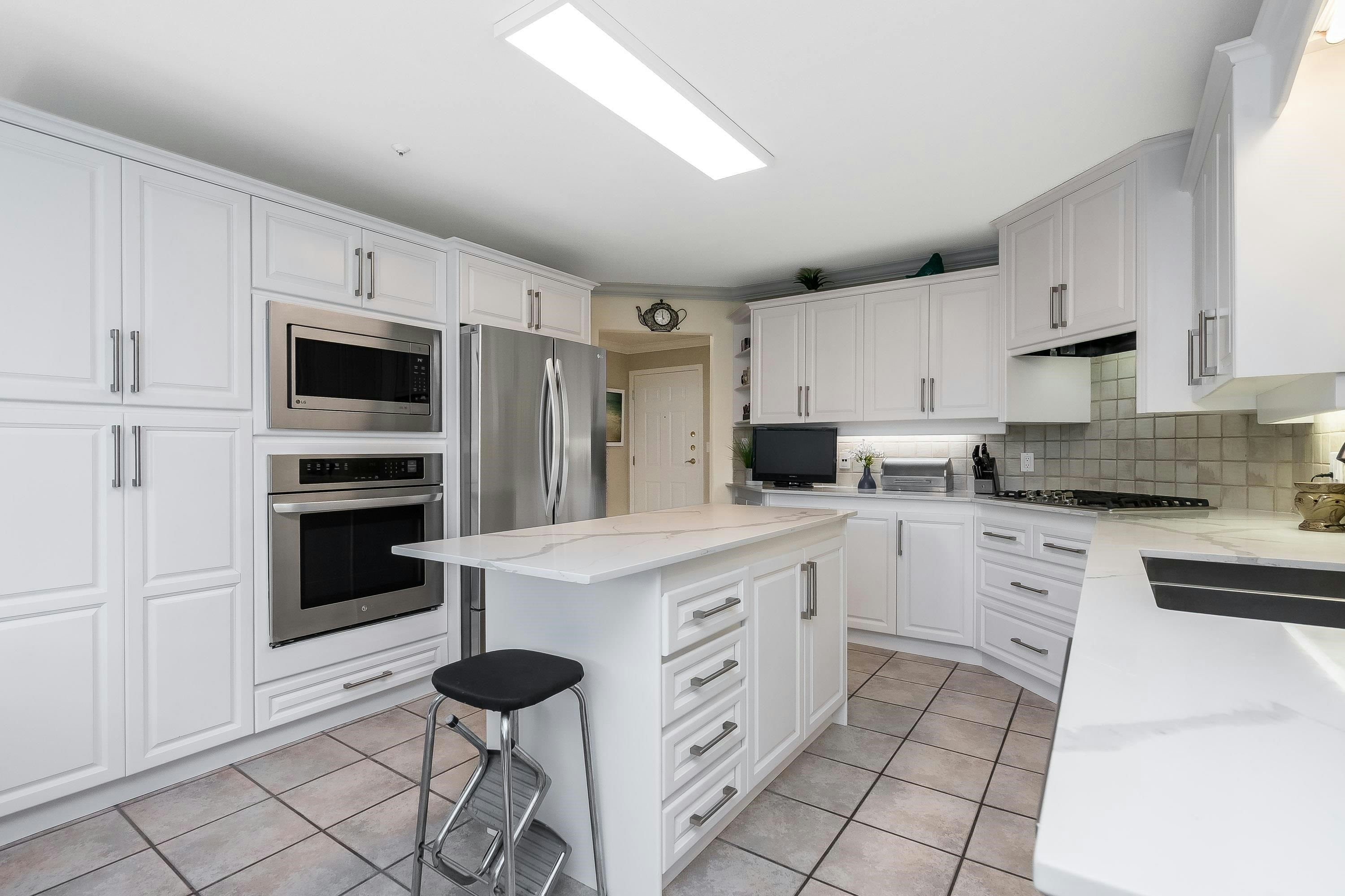 201-14934 Thrift Avenue, Surrey, BC, V4B 2J9