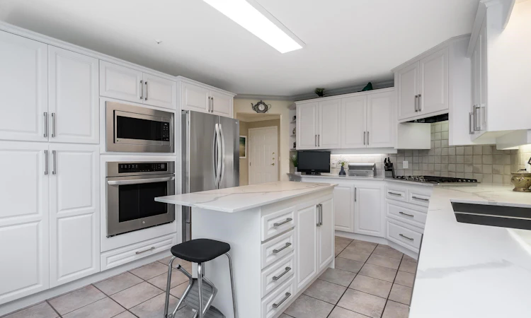 201-14934 Thrift Avenue