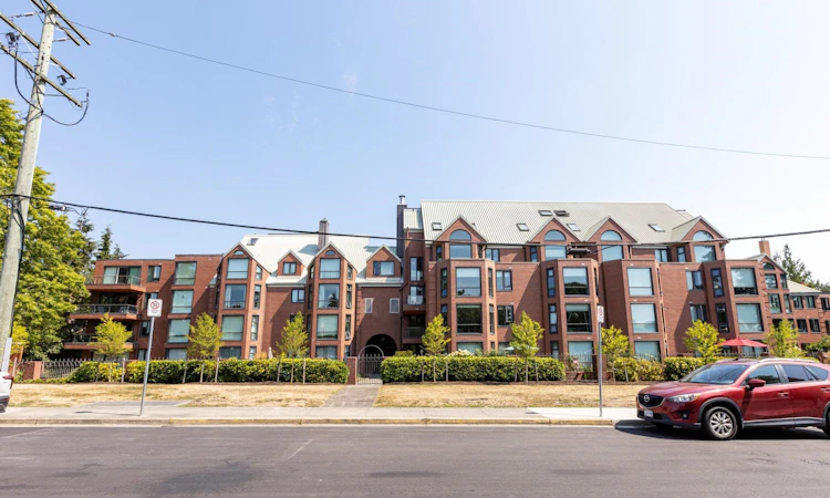 408-1350 View Crescent