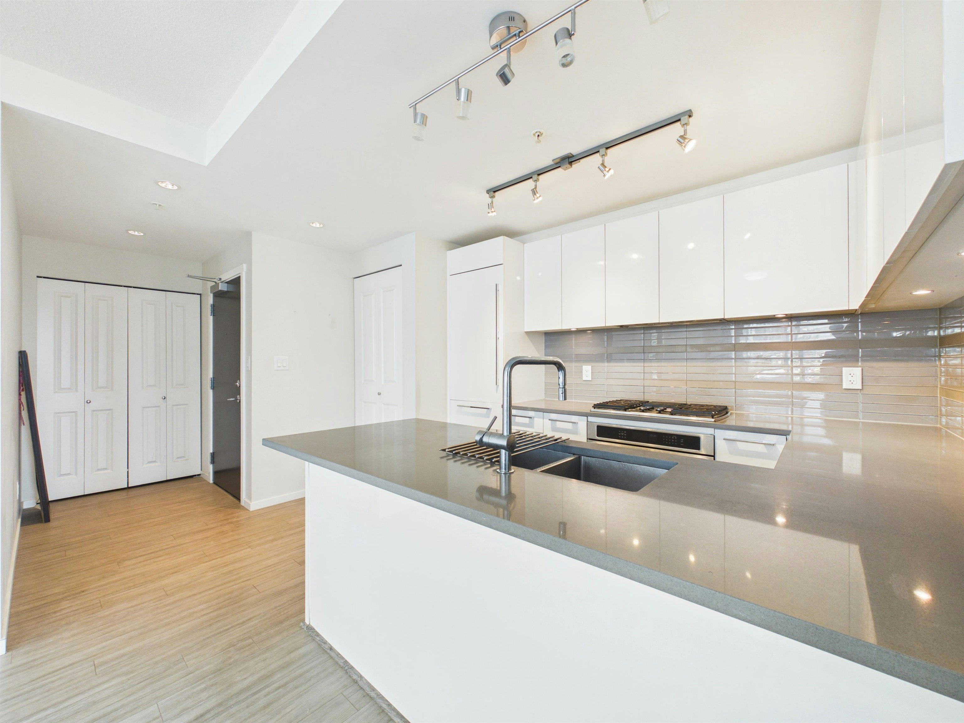 505-6658 Dow Avenue - 5