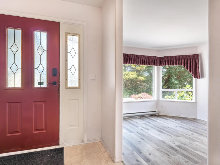 5728 Trail Avenue, Sechelt, BC, V7Z 0L8 - 2