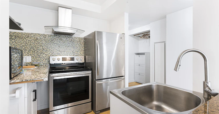 1406-1050 Burrard, Vancouver, BC, V6Z 2S3 - 2