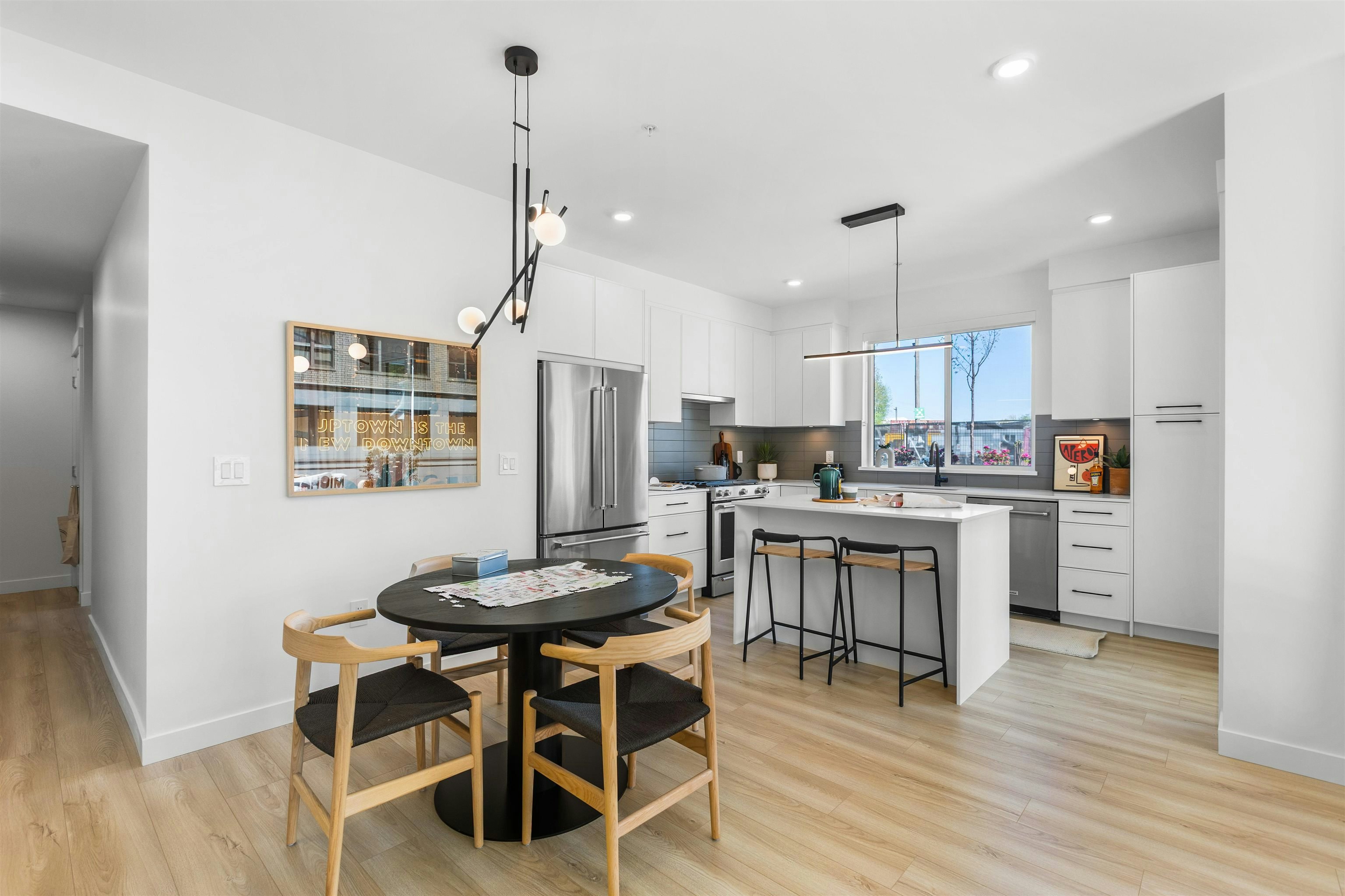 313-2771 Montrose Avenue - 4