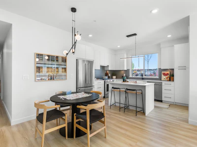 313-2771 Montrose Avenue - 4