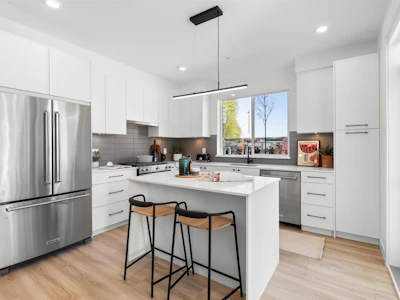 313-2771 Montrose Avenue - 5