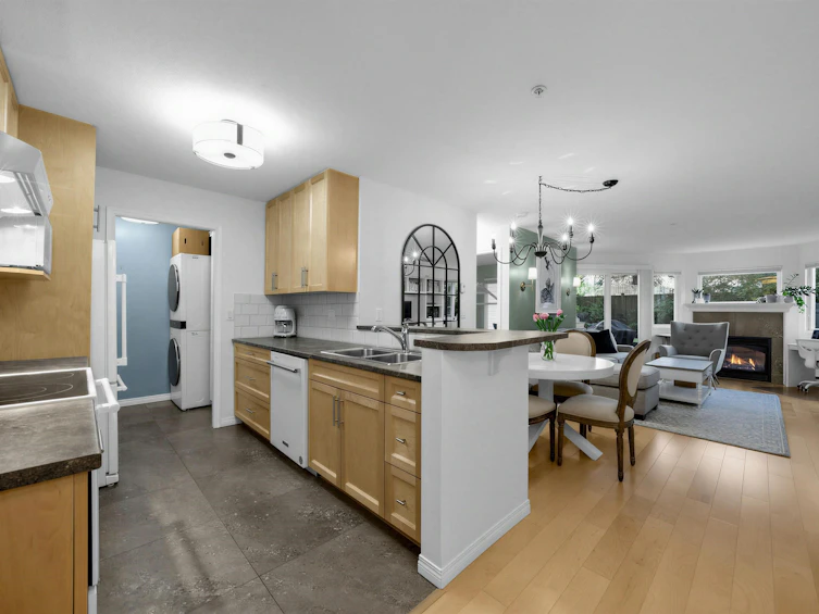 211-7139 18th Avenue, Burnaby, BC, V3N 4Z3 - 18