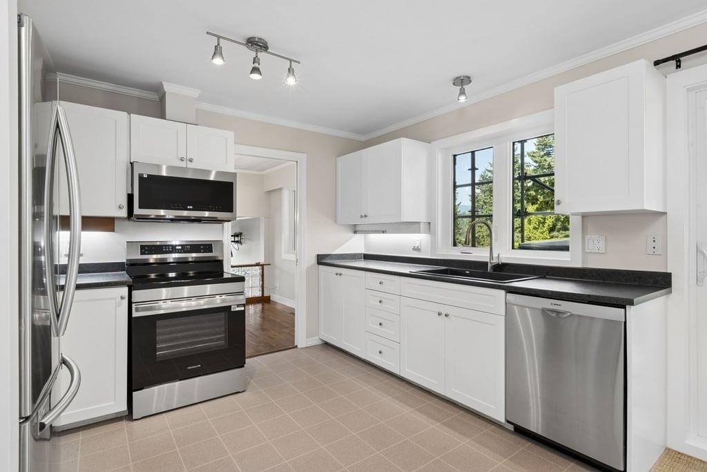 1056 Lillooet Road, North Vancouver, BC, V7J 2H8 - 9