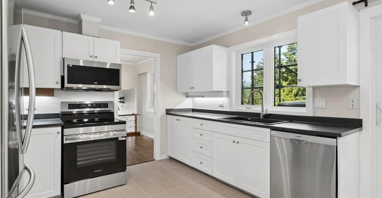 1056 Lillooet Road, North Vancouver, BC, V7J 2H8 - 9