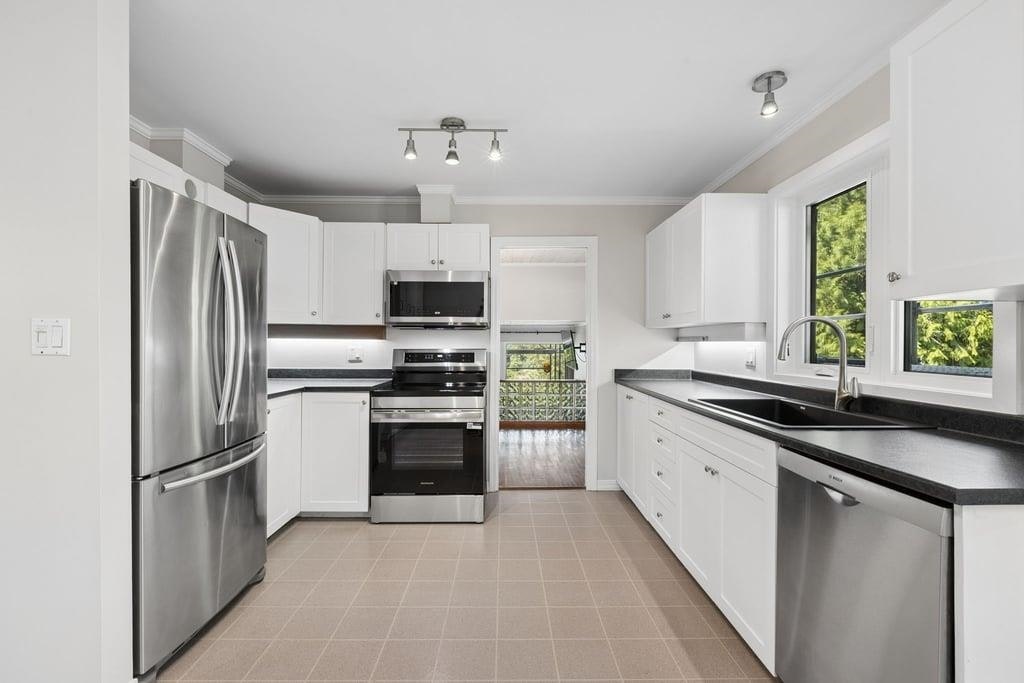 1056 Lillooet Road, North Vancouver, BC, V7J 2H8 - 10