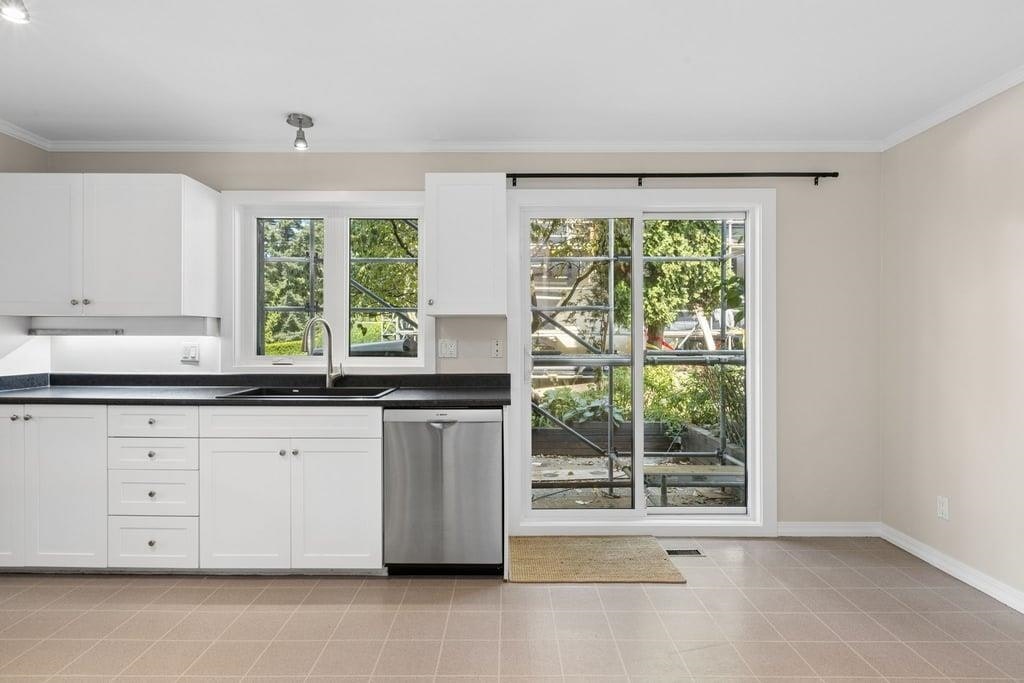 1056 Lillooet Road, North Vancouver, BC, V7J 2H8 - 11