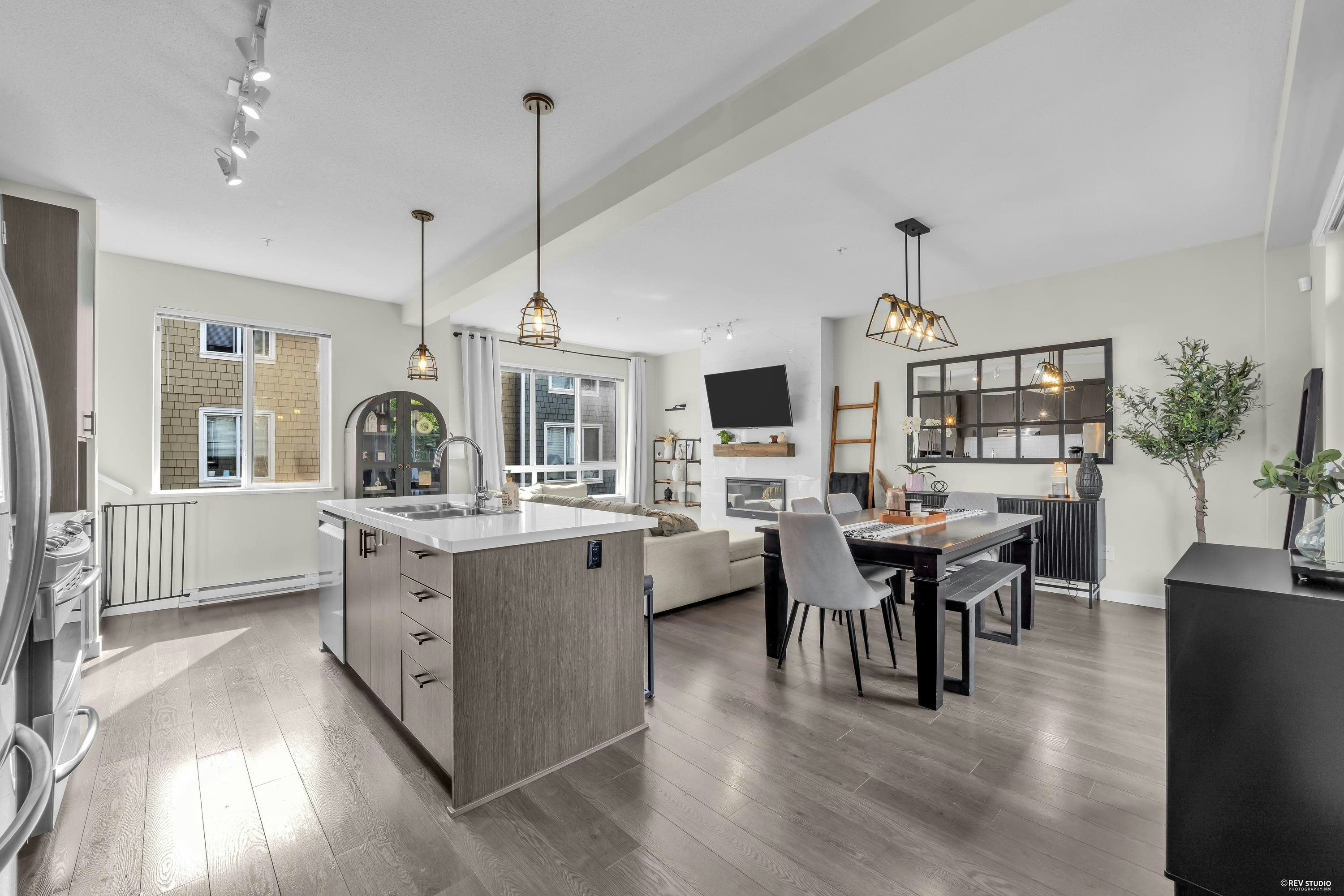 100-8138 204 Street - 4