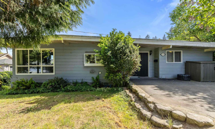 1908 Warwick Crescent