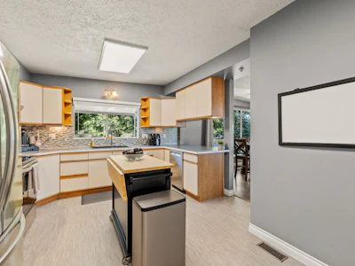 1908 Warwick Crescent - 5