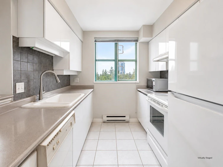 1704-3071 Glen Drive, Coquitlam, BC, V3B 7R1 - 4