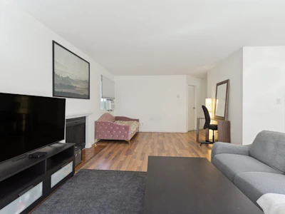 405-9880 Manchester Drive - 5
