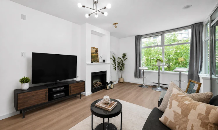 303-9288 University Crescent