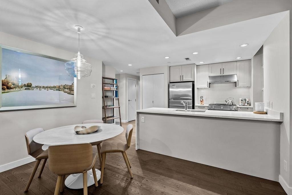 90X-638 Beach Crescent, Vancouver, BC, V6Z 3H4 - 4