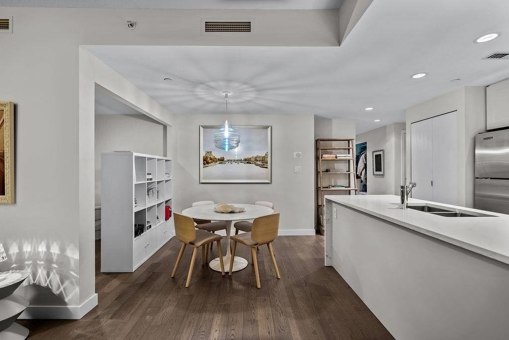 90X-638 Beach Crescent, Vancouver, BC, V6Z 3H4 - 3