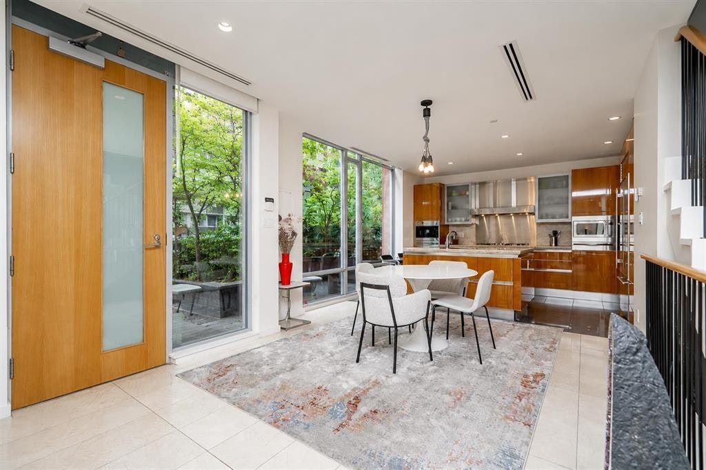 1163 W Cordova Street, Vancouver, BC, V6C 0A1 - 2