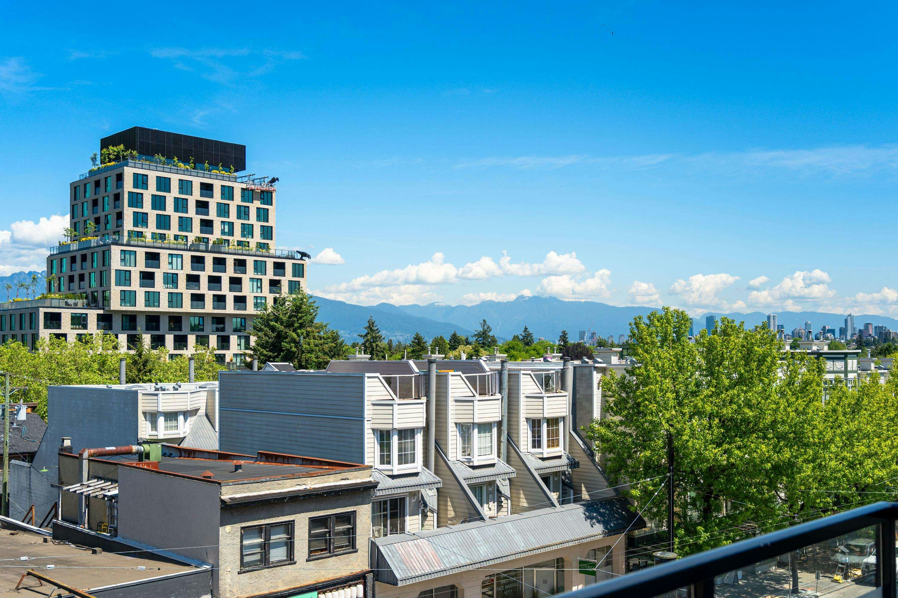 302-3788 W 10th Avenue, Vancouver, BC, V6R 2G4