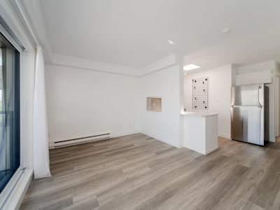 302-3788 W 10th Avenue - 3
