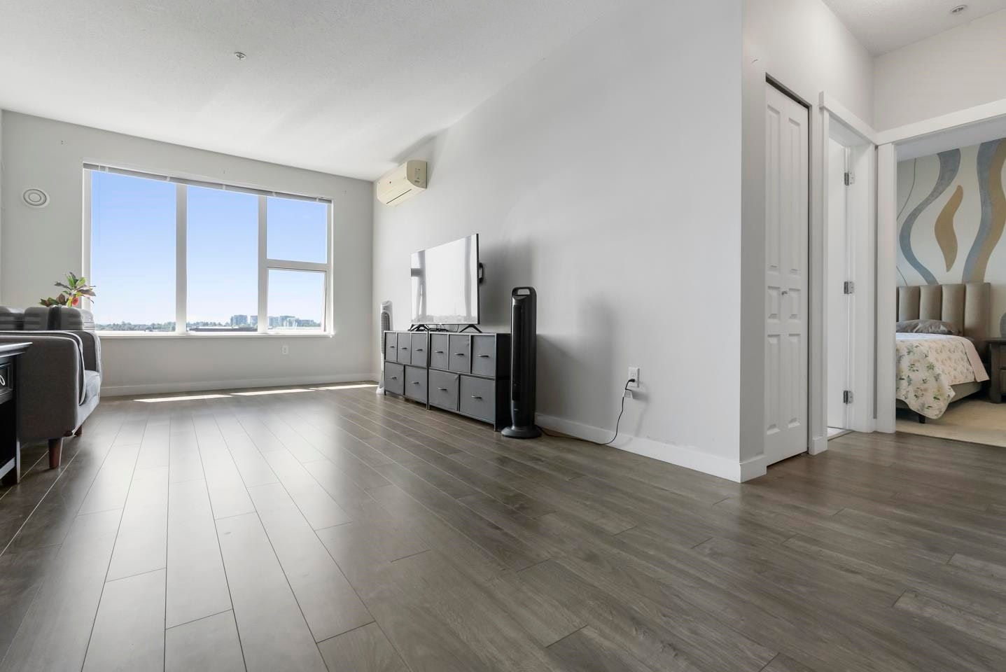 613-9311 Alexandra Road - 3