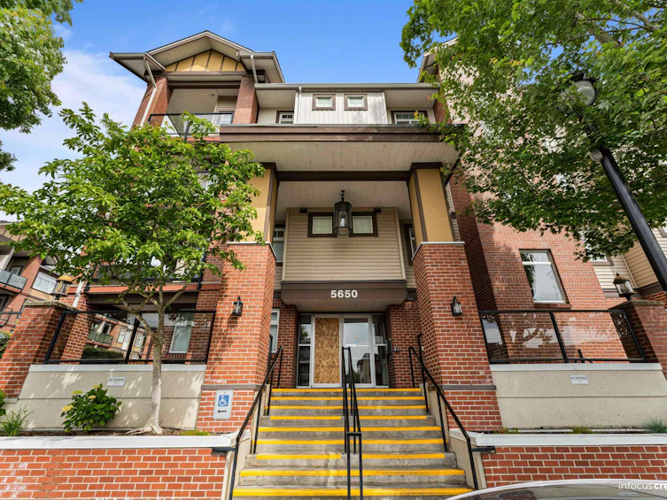 215-5650 201a Street Street, Langley, BC, V3A 0B3