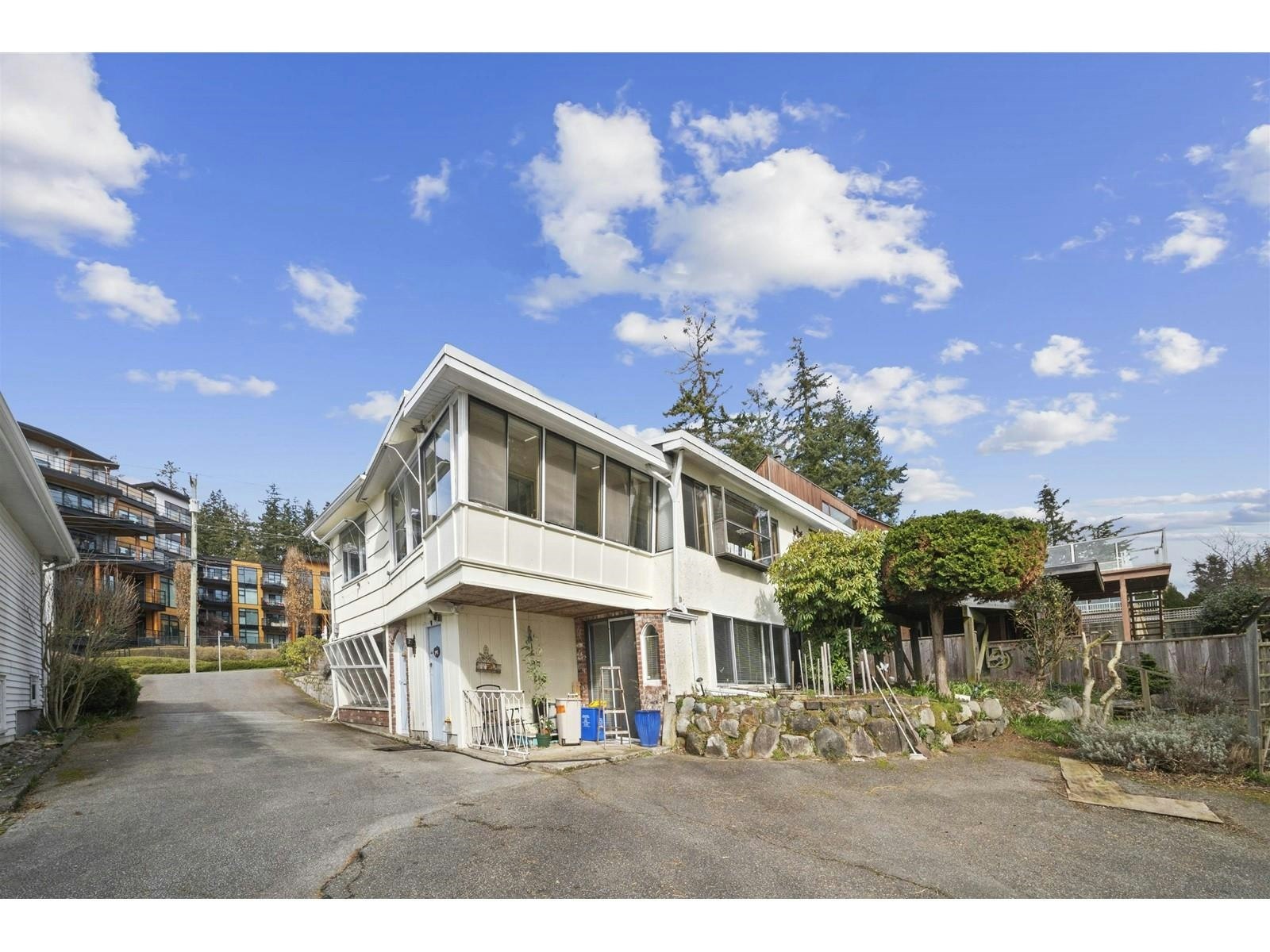 14862 Thrift Avenue, Surrey, BC, V4B 2J7 - 2