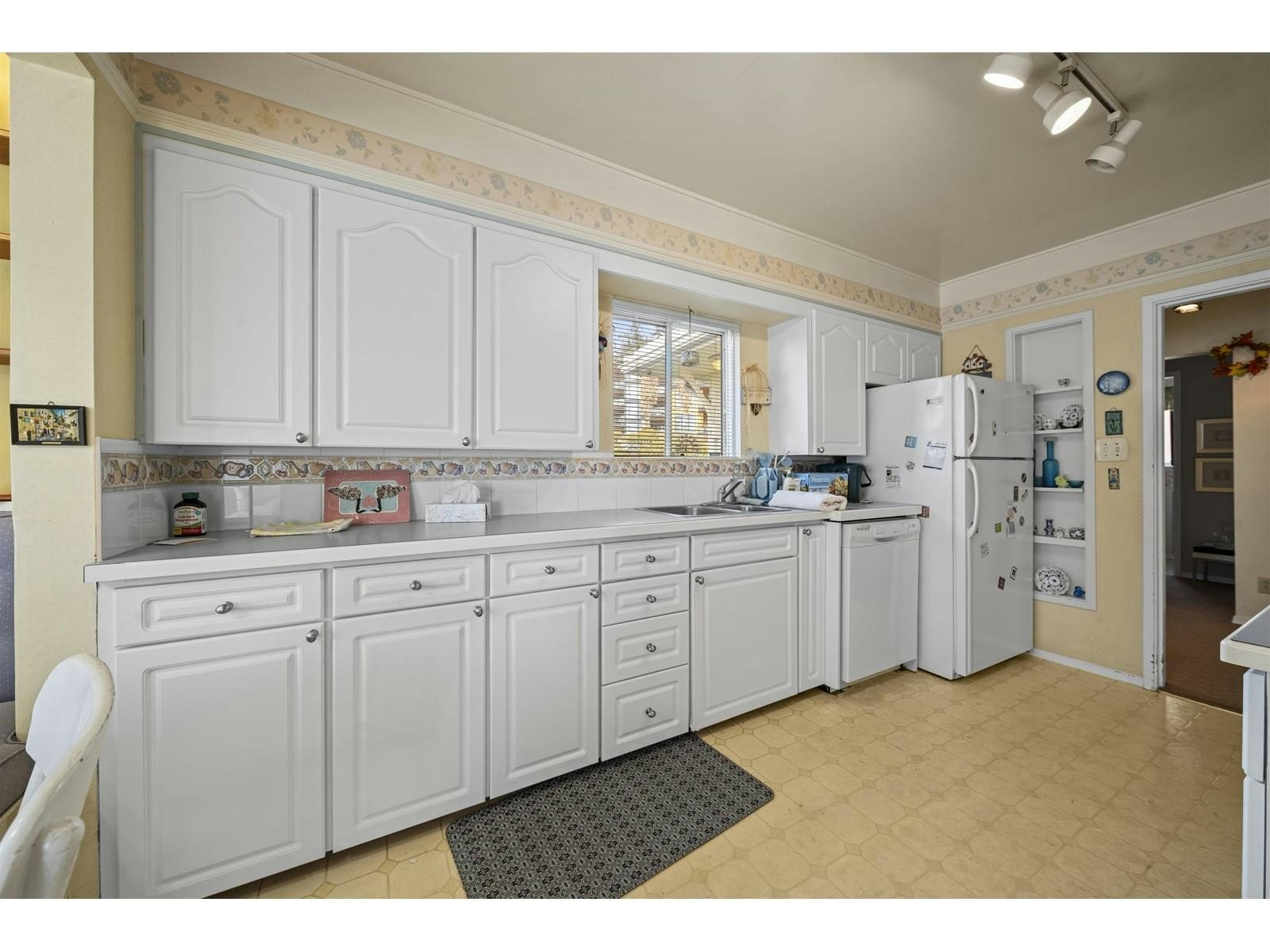 14862 Thrift Avenue, Surrey, BC, V4B 2J7 - 13