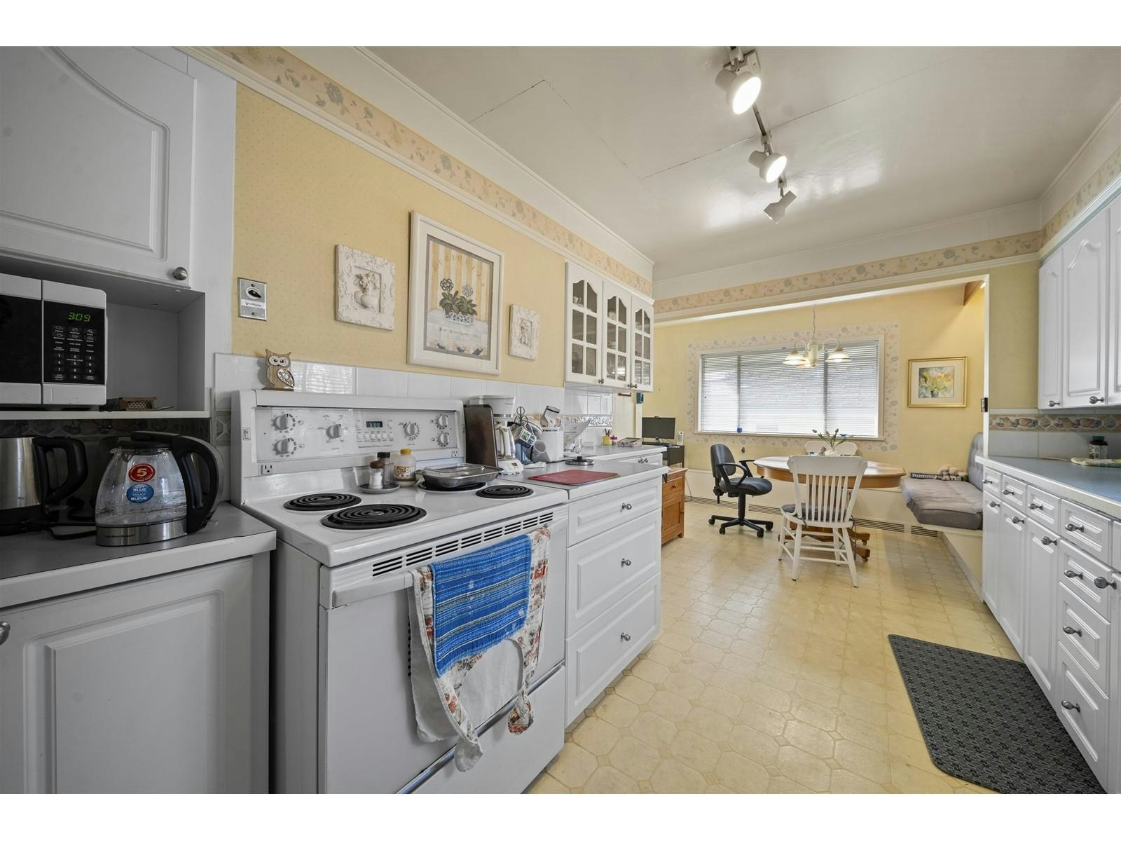 14862 Thrift Avenue, Surrey, BC, V4B 2J7 - 12