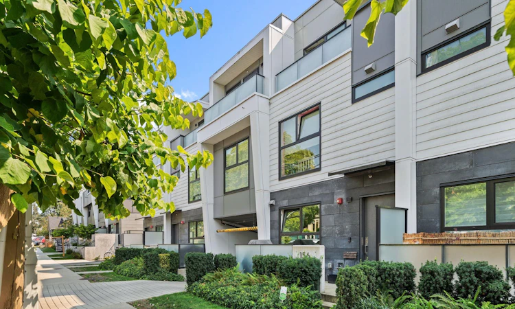 156 W Woodstock Avenue