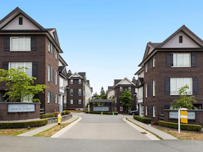 11-11272 240 Street - 2